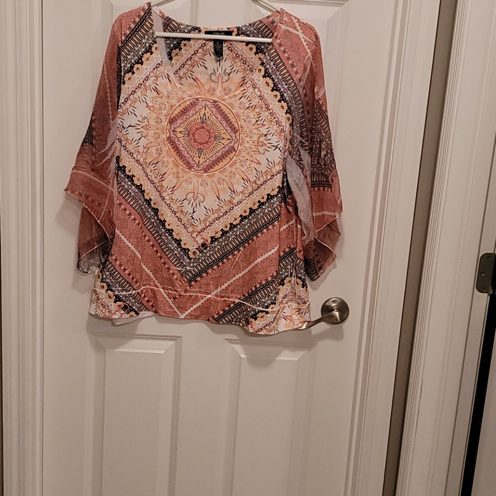 Beautiful print top w/bead detail
